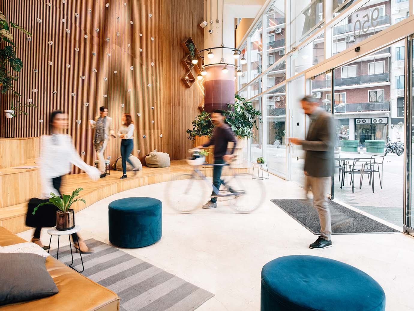 건물 내 혼잡한 리셉션 내부