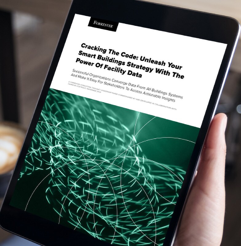 스마트 빌딩에 대한 Forrester의 기사를 보여주는 태블릿을 들고 있는 사람의 클로즈업